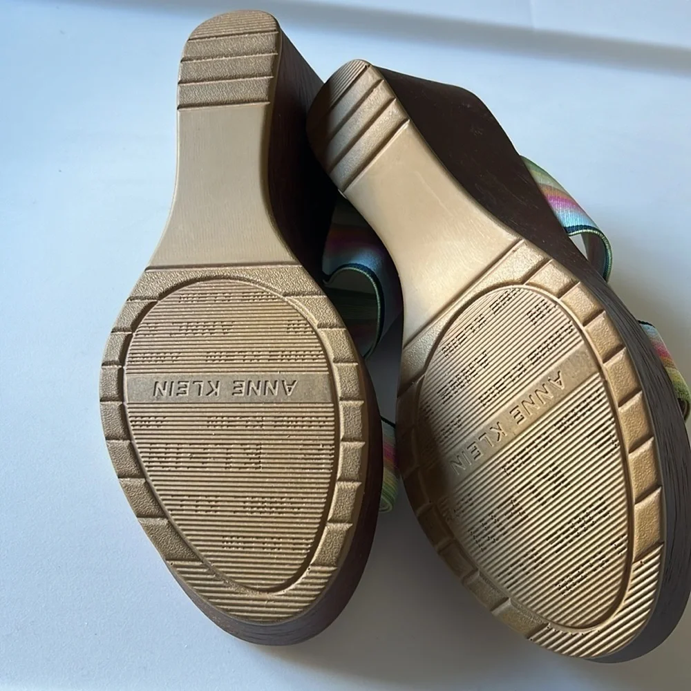 Anne Klein Hayda platform 2.5 inch wedged open toed sandals. Size 6. Look new.